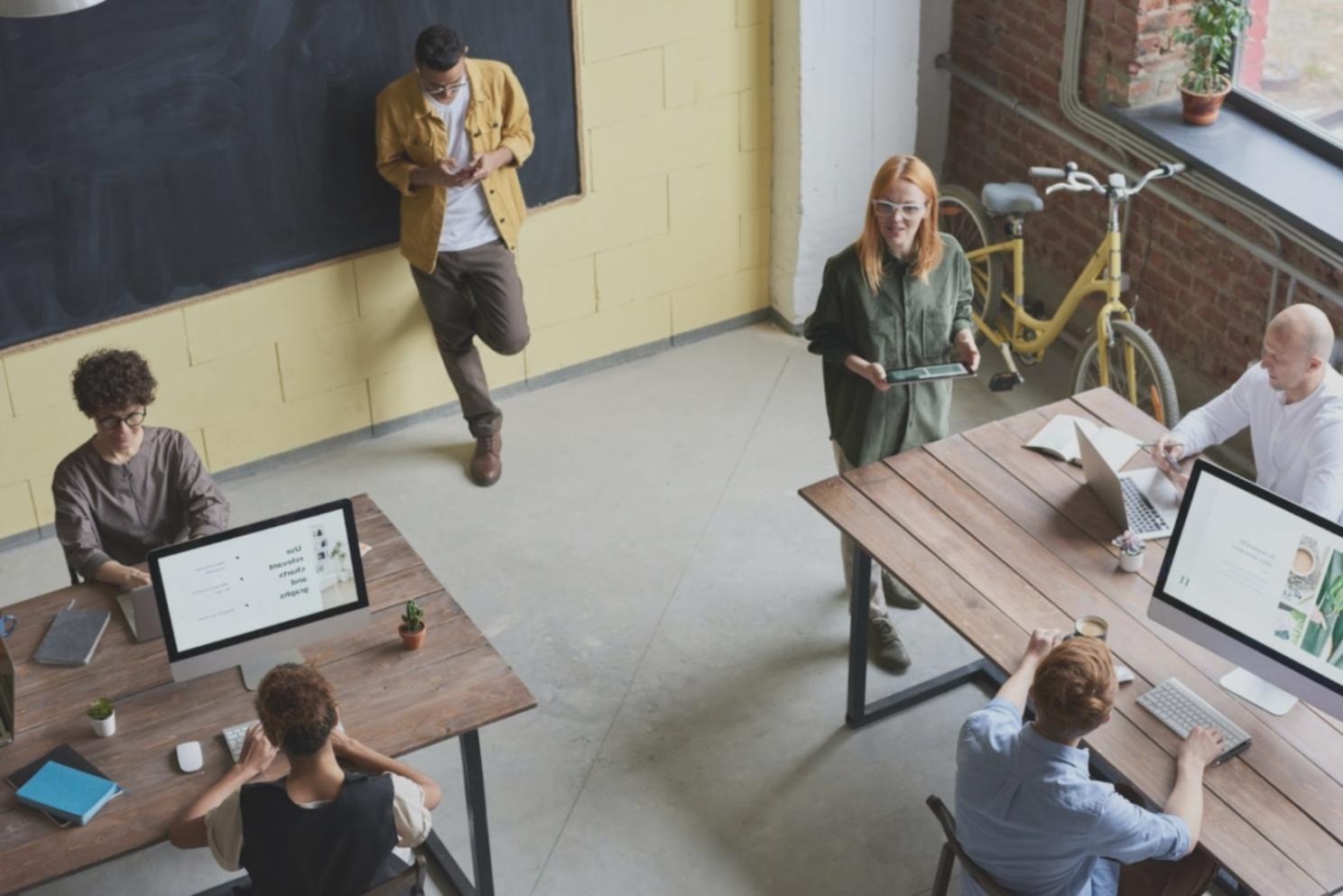 Vue d'ensemble d'un espace de travail collaboratif moderne