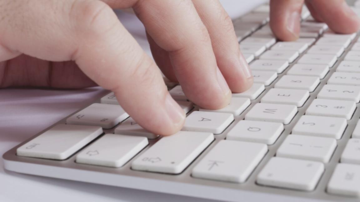 Équipe diversifiée analysant des données de projet sur plusieurs écrans