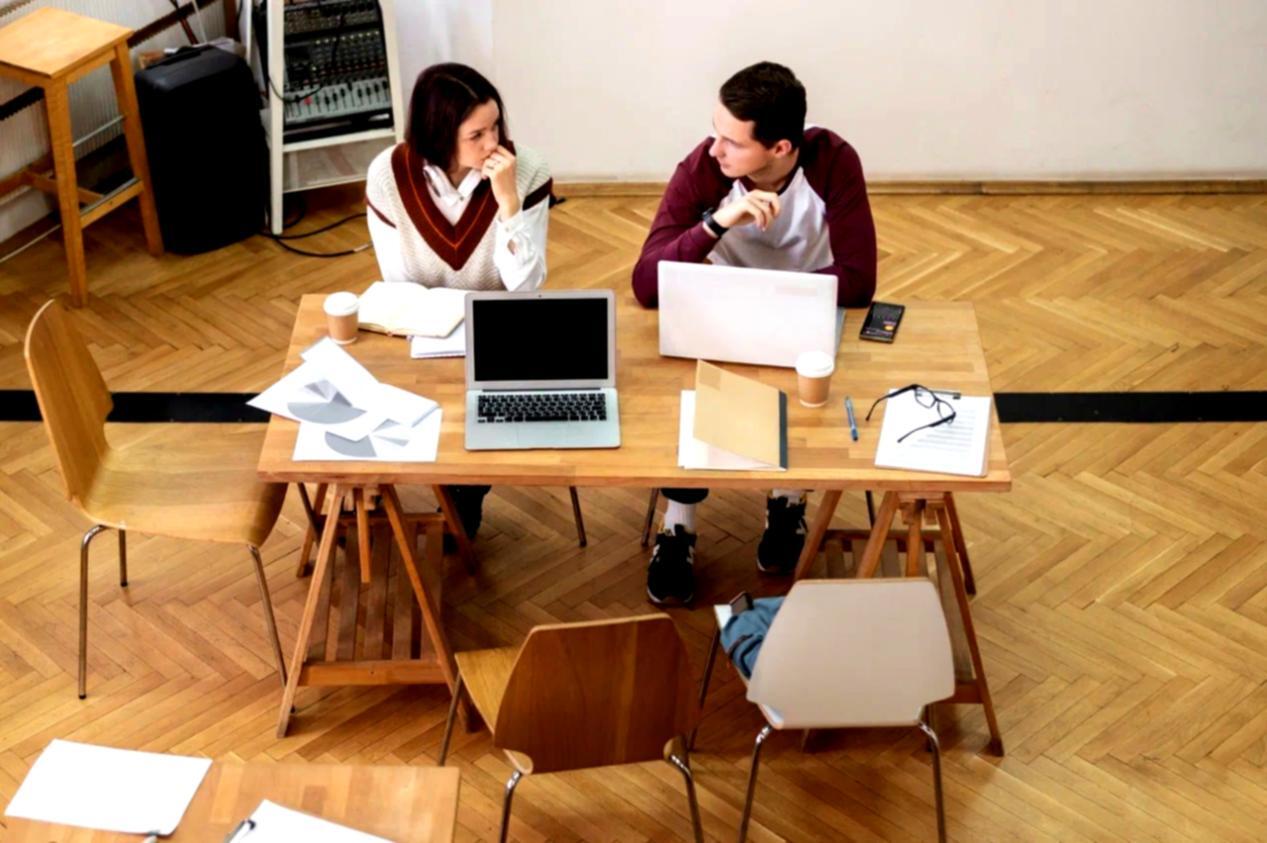 Professionnels en gestion de projet IT collaborant sur des solutions technologiques innovantes